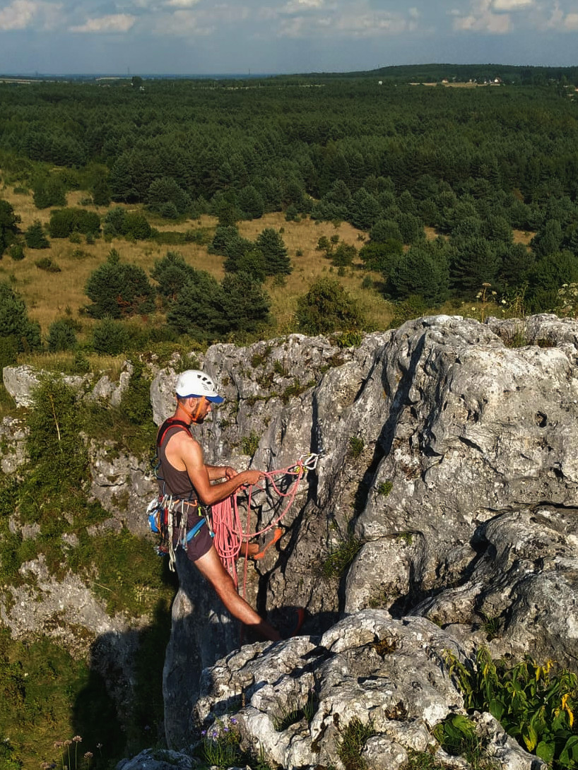 Praktyka wspinania z liną – szkolenie na naturalnej skale