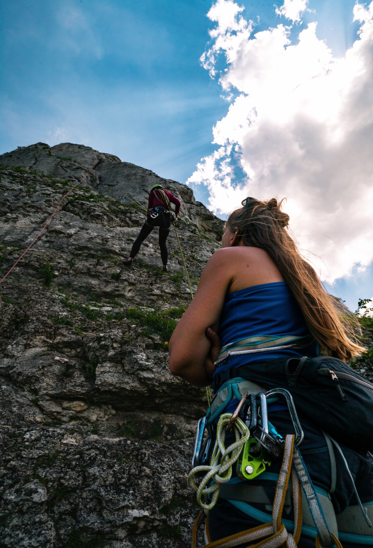 Nauka wspinaczki z instruktorką – bezpieczne wspinanie w skałach